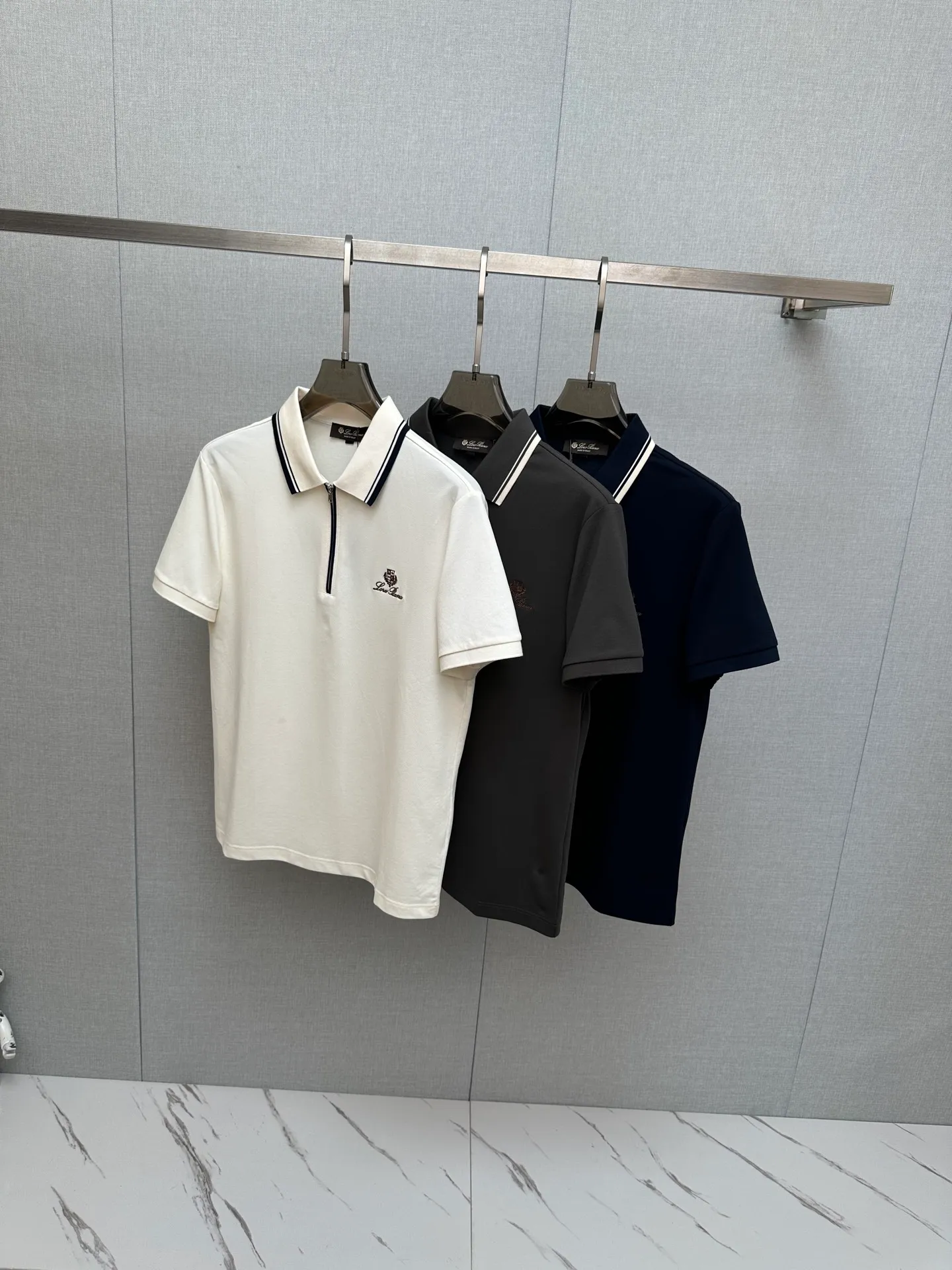 LP Spring and Summer New Arrival's first counter is the latest New Arrival lapel short-sleeved, refreshing and breathable. Premium customized design, avant-garde and fashionable! The brand logo is designed with heavy craftsmanship. It feels soft. It is comfortable to wear. It has exquisite counter-level stitching. It has fine workmanship. The upper body effect is incomparably handsome! A must-have item for a stylish man! Sizes:M-3XL